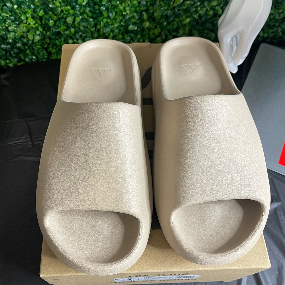 ADIDAS YEEZY SLIDE (PURE) (Sz 11)